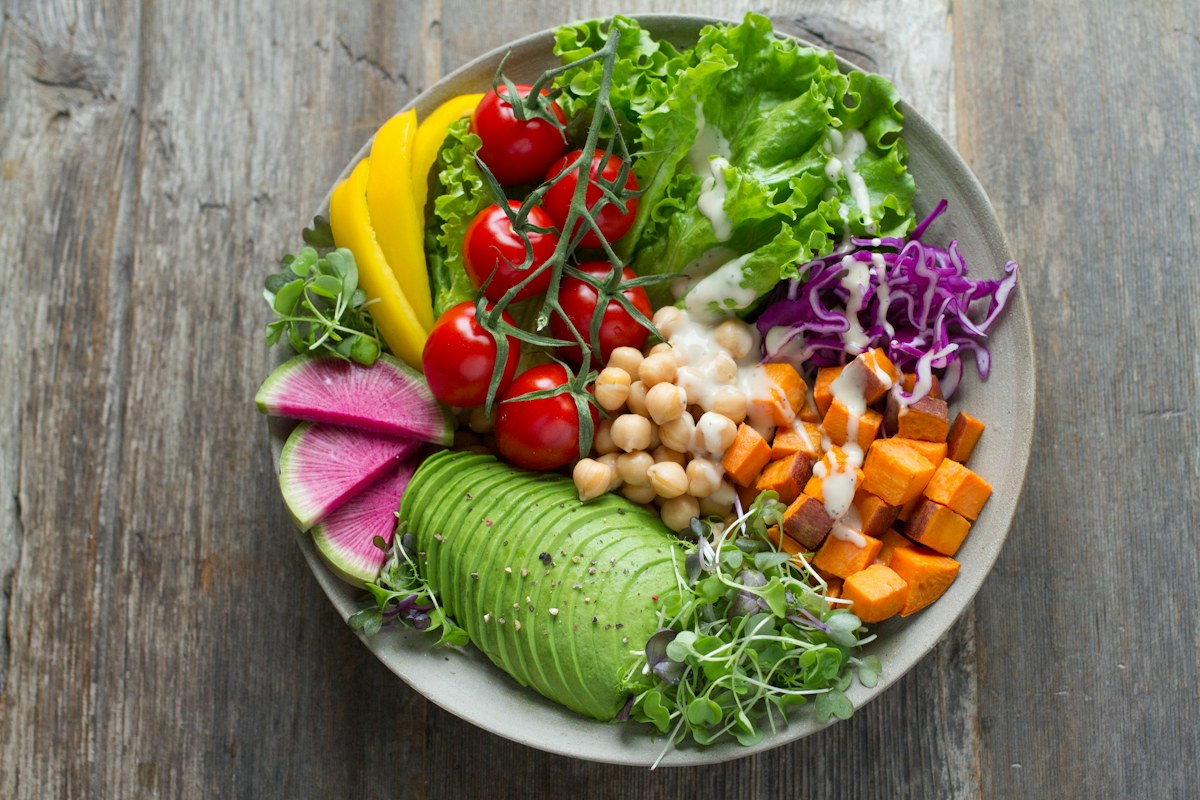Fotografia de uma tigela com vegetais variados, ilustrando alimentação e metabolismo.